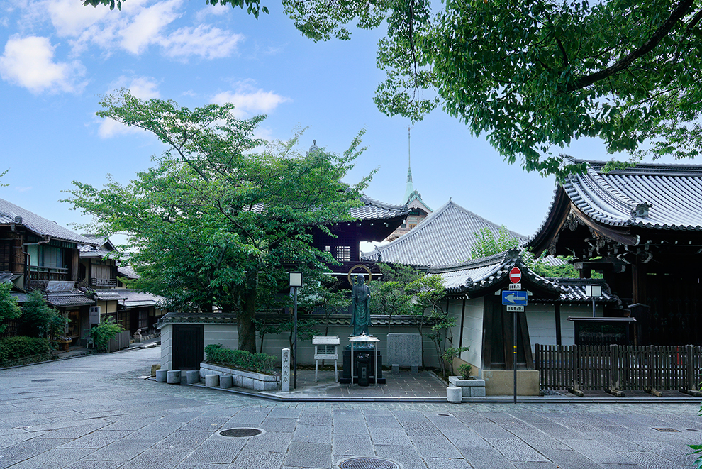 圓山地蔵尊から南門と祇園閣を望む