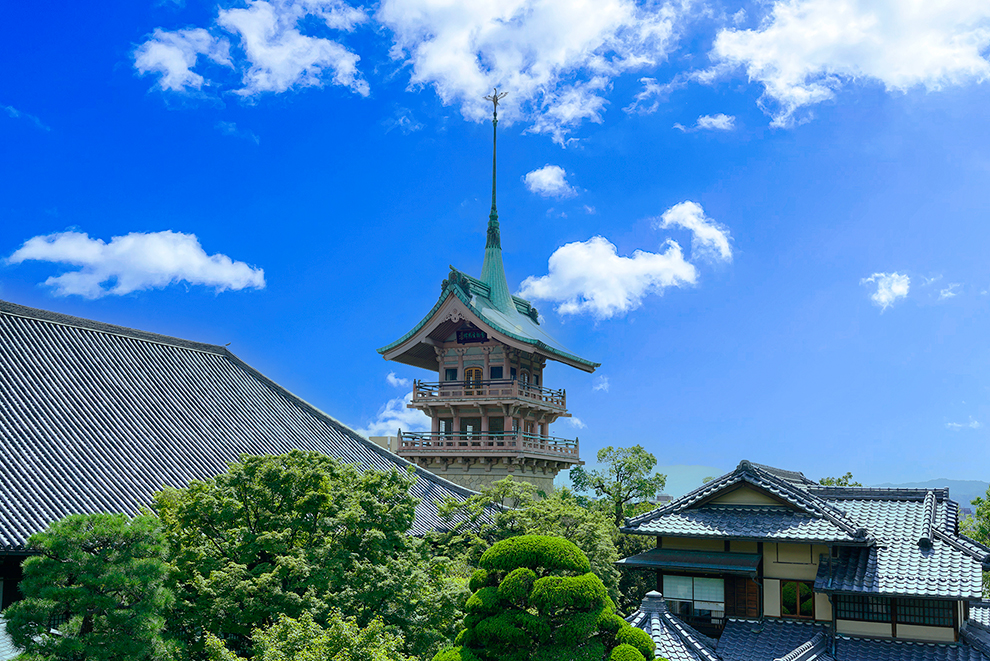 2階広縁から祇園閣を望む